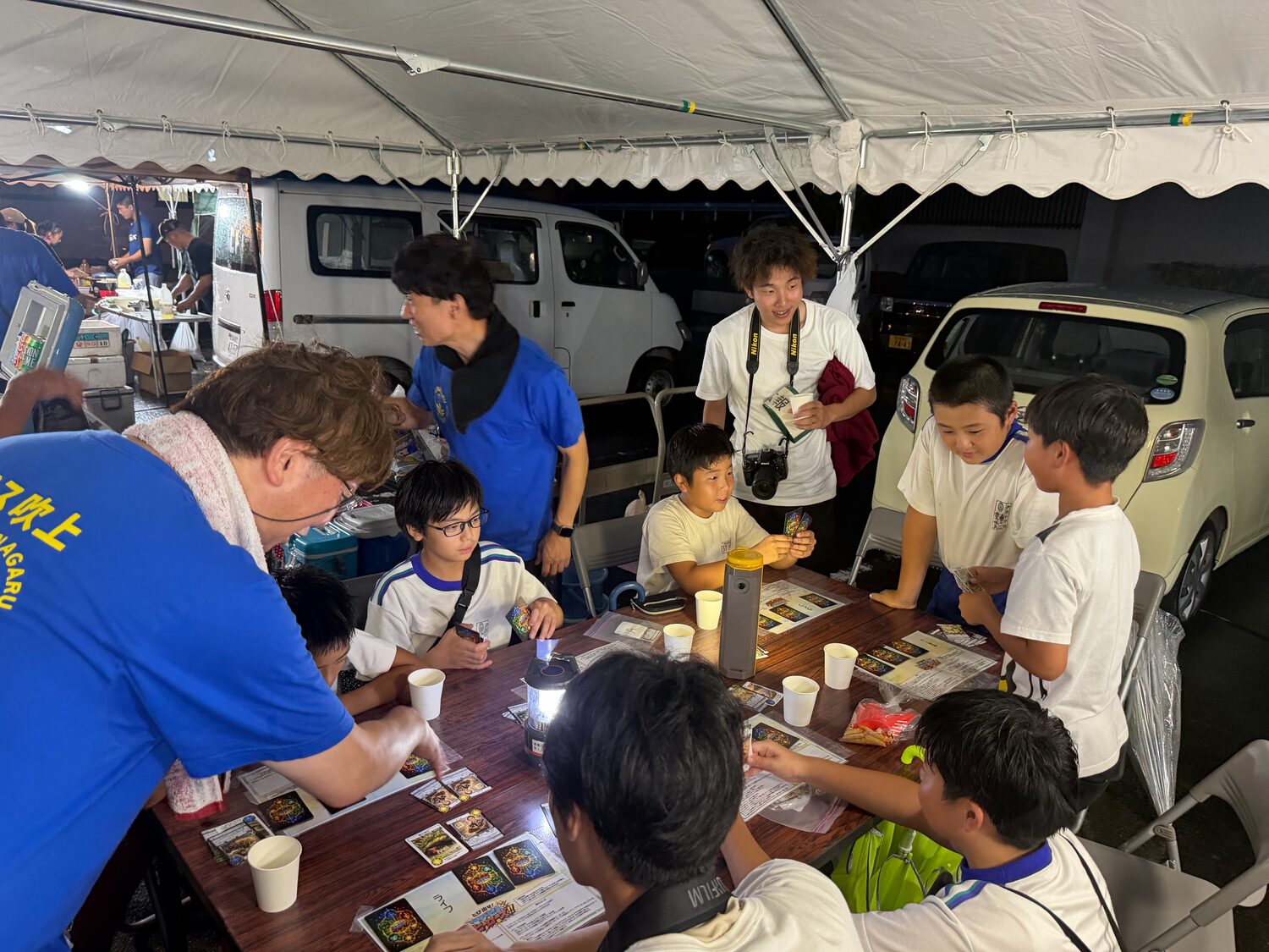 灯籠祭りの夜店でカードゲームを楽しむ会場の様子