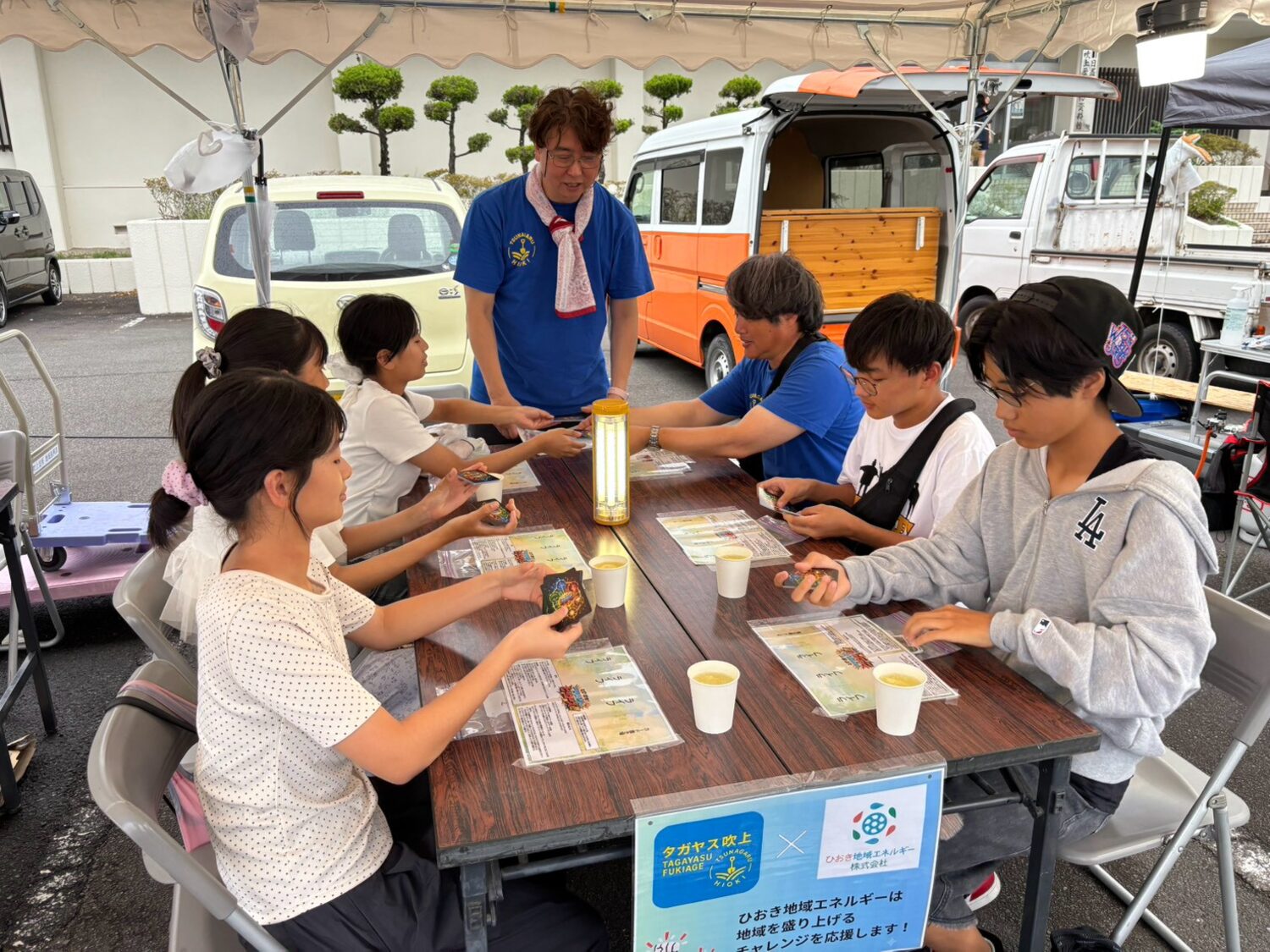 屋外テントでの日置ヒーローズ体験ブース(ひおき地域エネルギー協賛)