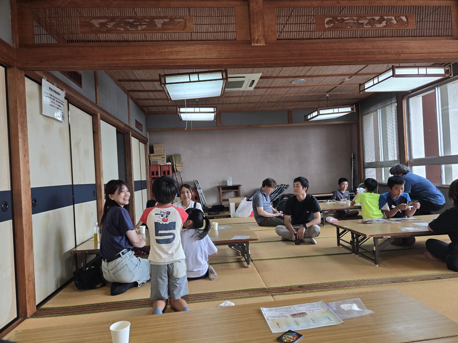 和室でカードゲームを楽しむ体験会の様子